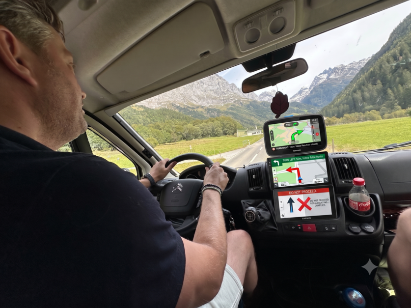 Drie navigatiesystemen in auto, elk tonen verschillende routes — metafoor voor AI-platform verschillen in customer journey