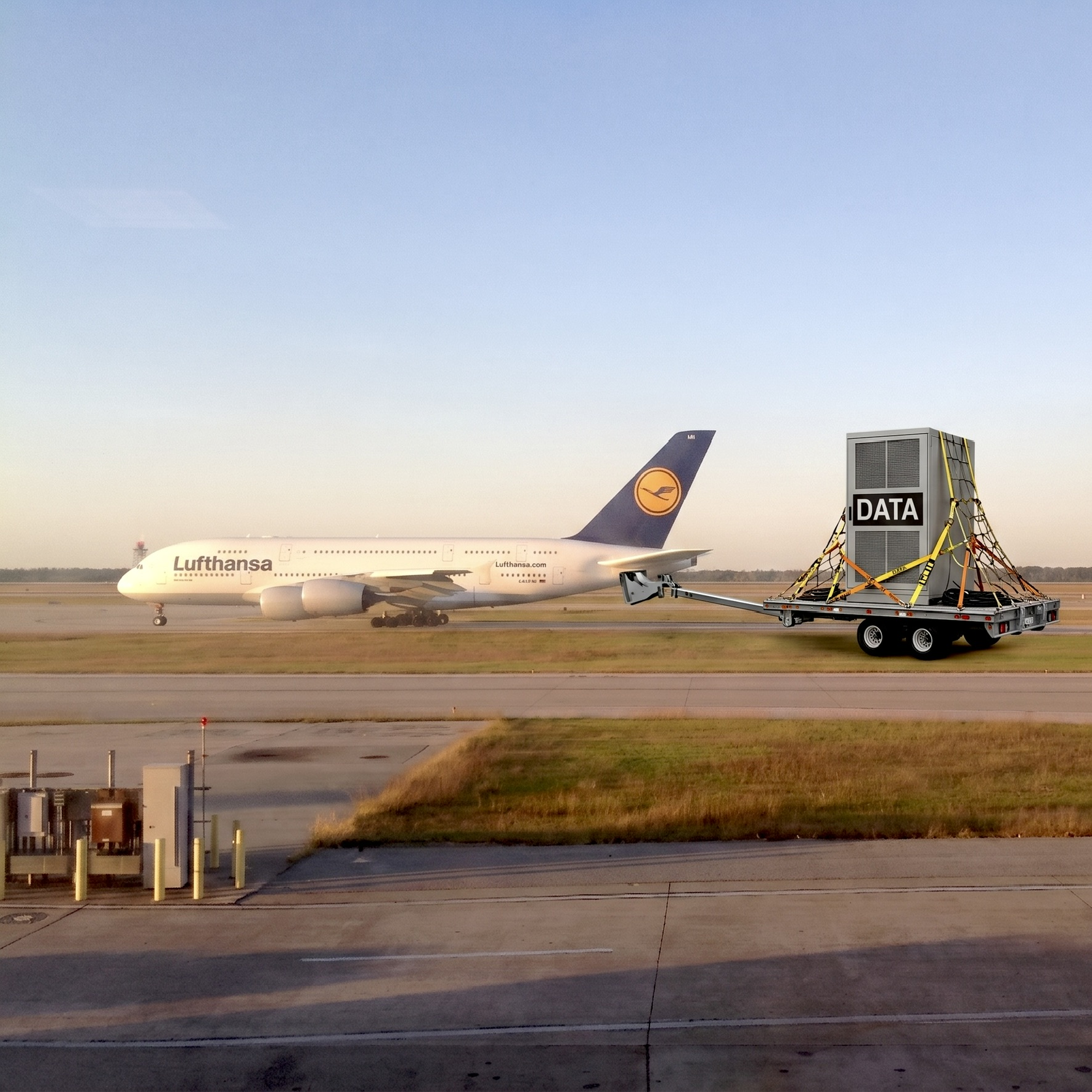 Lufthansa-vliegtuig naast een datarack op een bagagewagen