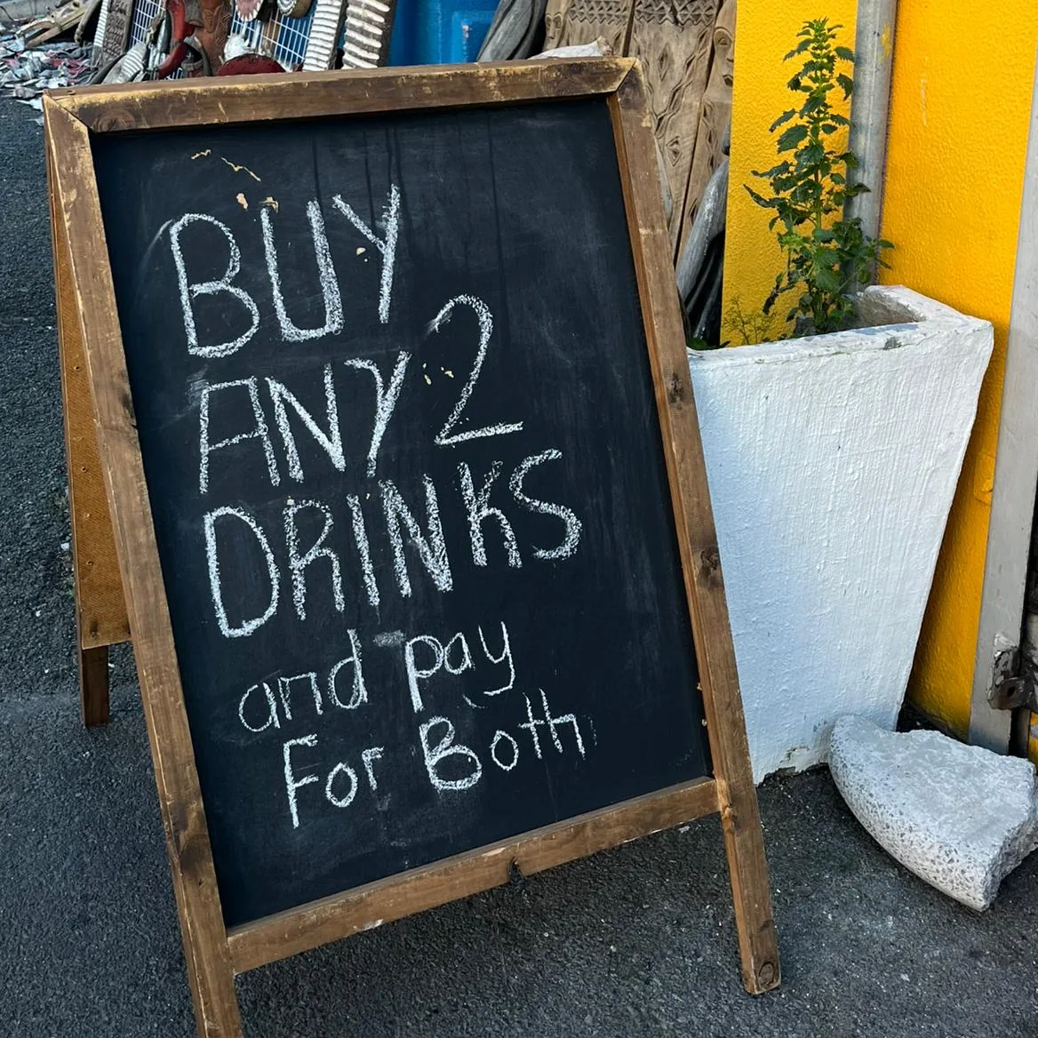 Bord met de tekst Buy Any 2 Drinks and Pay For Both